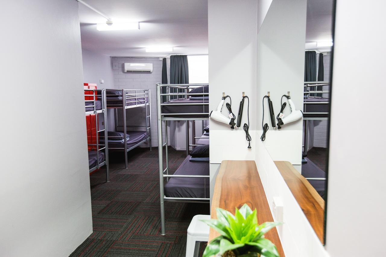 แมดมังกี้ แบ็กแพกเกอร์ วอเตอร์ฟรอนต์ Hostel แคนส์ ภายนอก รูปภาพ
