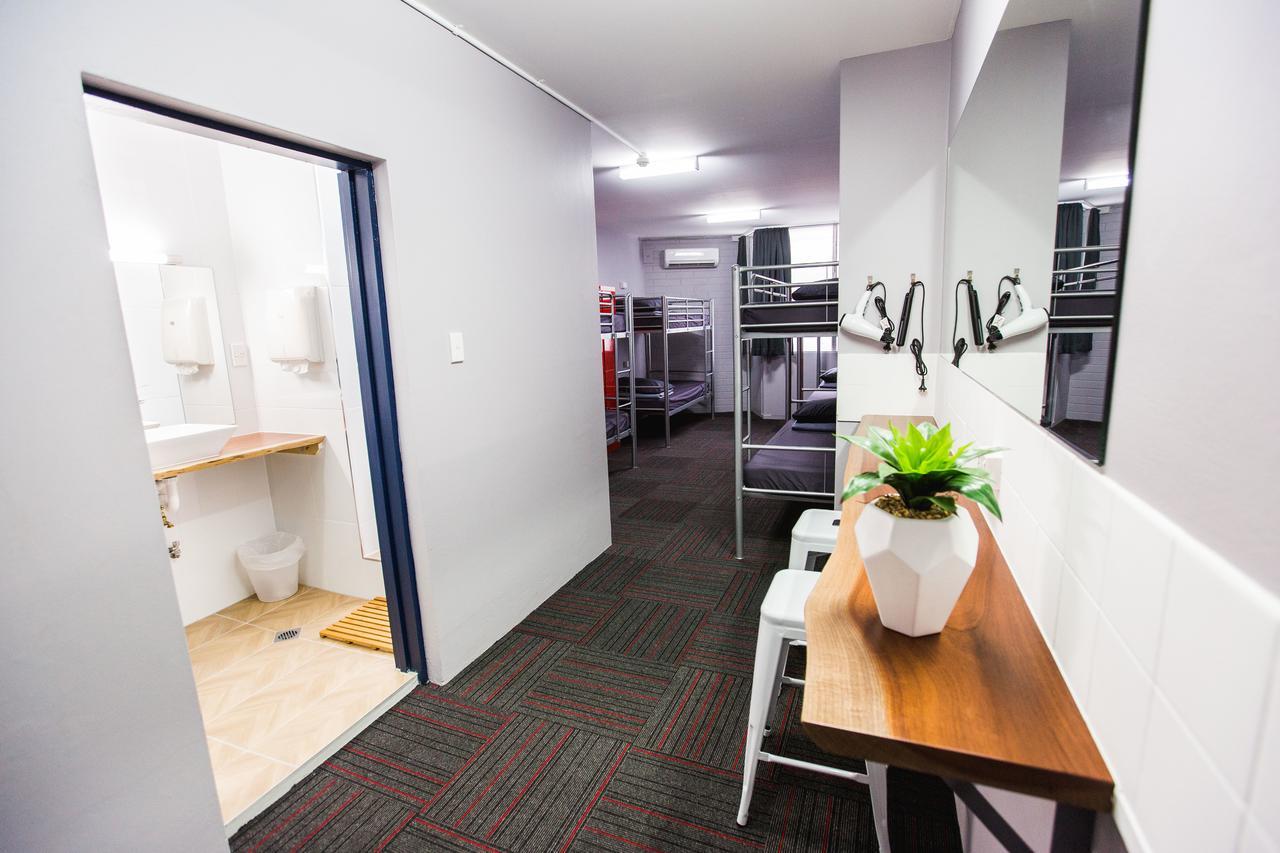 แมดมังกี้ แบ็กแพกเกอร์ วอเตอร์ฟรอนต์ Hostel แคนส์ ภายนอก รูปภาพ